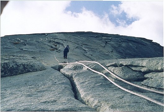 climberscomingdnhalfdome.jpg (64657 bytes)