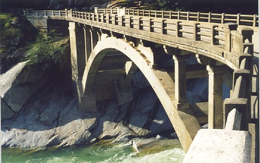 bridge.jpg (62205 bytes)